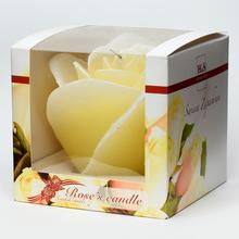 Sviečka v tvare ruže v ecru farbe.