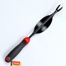 Vypichovač buriny kolískový s červenou rukoväťou.