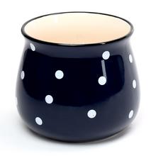 Modrý obal s bielymi bodkami, priemer 15 cm.