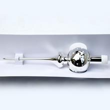 Strieborný sklenený špic s bielymi vločkami.