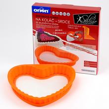 Silikónová forma na koláč v tvare srdca so skleneným dnom.