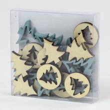 Drevené výrezy stromčekov v modrej a hnedej farbe.