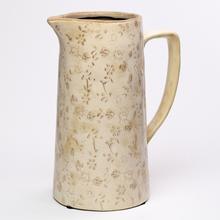 Keramický džbán s kvetinovým vzorom v hnedej farbe.