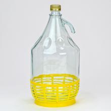 Pevný demižón s objemom 5 litrov a vrchnákom, žltý plastový košík.