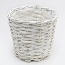 Biely prútený košík s priemerom 15 cm a výškou 13 cm.