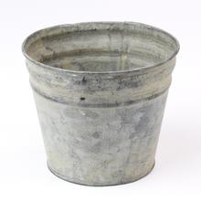 Kovový obal plechový s rozmermi 13x10 cm.