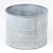 Kovový obal plechový s rozmermi 17,5x14 cm.