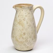 Keramický džbán s uchom a kvetinovým vzorom v hnedej farbe.