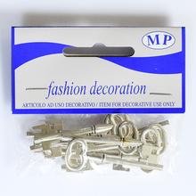 Sada dekoratívnych kľúčov na aranžovanie.