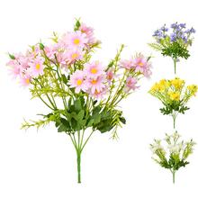 Kytica umelých margarétok v rôznych farbách.