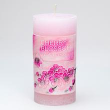 Sviečka Cherry Blossom s kvetinovým motívom.