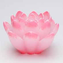 Ružová diodová sviečka v tvare ľalie.