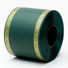 Tmavozelená smútočná stuha so zlatým vzorom.