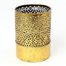 Zlatý kovový lampáš s perforovaným dizajnom.