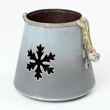 Šedý lampáš s výrezom vločky.