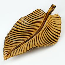 Hnedá tácka v tvare listu z MDF dreva.