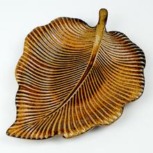 Hnedá tácka v tvare listu vyrobená z MDF dreva.