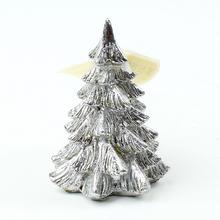 Strieborný vianočný stromček z polyresínu.