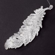 Závesná ozdoba v tvare pierka s trblietavým povrchom.