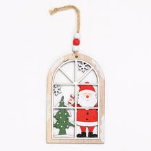 Záves okno so Santom z dreva v prírodnej farbe.