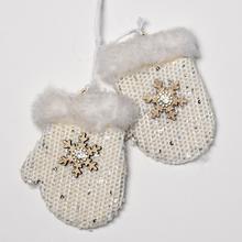 Biele vianočné závesné rukavice s ozdobou.