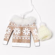 Drevený závesný sveter s bielymi vzormi a bielou čiapkou.