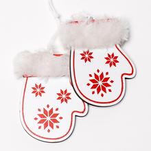 Biele drevené závesné rukavice s červenými vzormi.