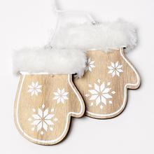 Drevené vianočné rukavice s bielymi snehovými vločkami.