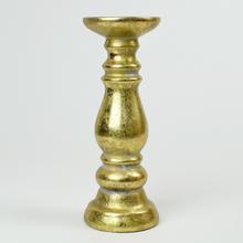 Zlatý keramický svietnik s elegantným dizajnom.