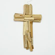 Drevený kríž v prírodnej farbe.