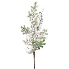 Biely konár s bobuľami a dekoratívnymi prvkami.