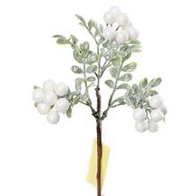 Umelé kvety s bielymi bobuľami a zelenými listami.