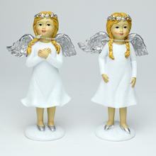 Dekoračný biely anjel s lesklými detailmi.