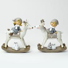 Dve deti na soboch s darčekmi, vianočná dekorácia.