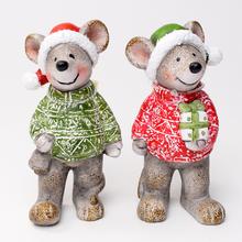 Keramické myši v zelených a červených svetroch s čiapkami.