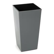 Štvorcový kvetináč v antracitovej farbe s vkladom.