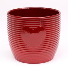 Červený keramický obal na kvetináč s pruhovaným vzorom a srdcom.