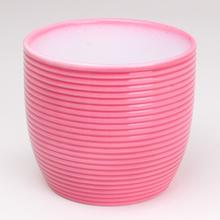 Ružový keramický kvetináč s pruhovaným dizajnom.