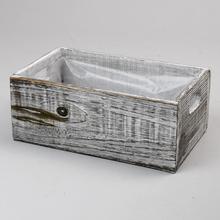 Biela a šedá drevená debnička s rozmermi 25x15x10 cm.