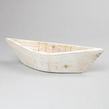 Biela drevená loďka