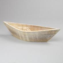 Drevená loďka béžovej farby.