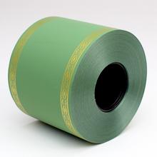 Zelená smútočná stuha s zlatým vzorom.