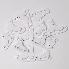 Biele drevené korčule na dekoráciu, balenie 12 kusov.