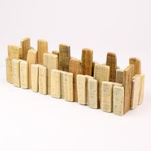 Drevený obal na kvety v tvare hrantíka.