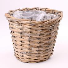 Šedý prútený košík s plastovou vložkou.