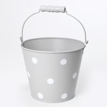 Šedý kovový obal vedro s veľkými bielymi bodkami.