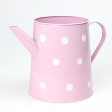 Ružová váza s veľkými bielymi bodkami.
