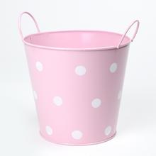 Ružové kovové vedro s veľkými bielymi bodkami.