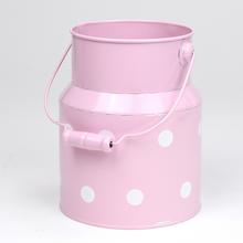 Ružová váza s veľkými bodkami.