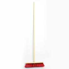 Metla typu Fiskars s dlhou násadou.